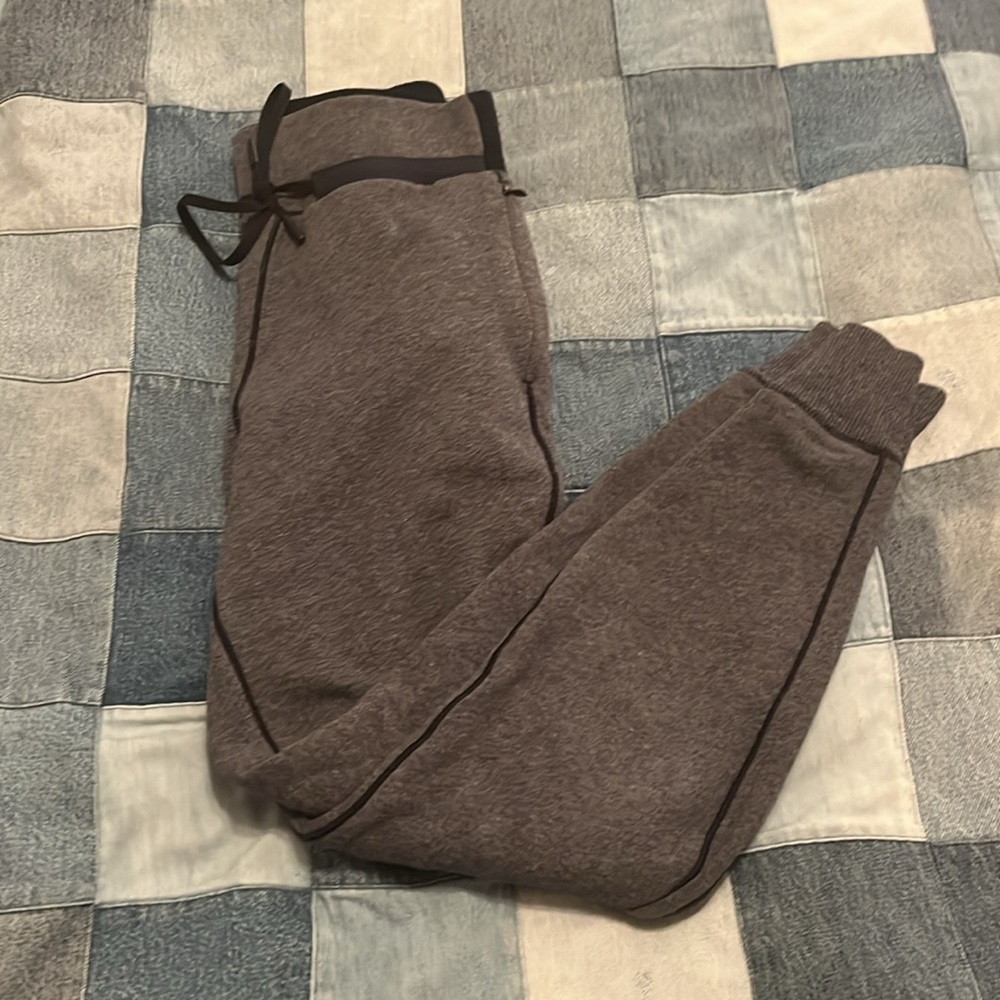 Lululemon two-toned navy Scuba High-Rise Jogger
Full Length